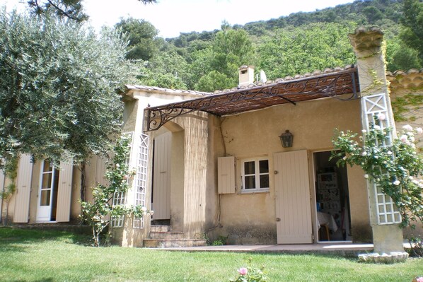 Exterior - Sunny holiday home in Provence with pool (Séguret)