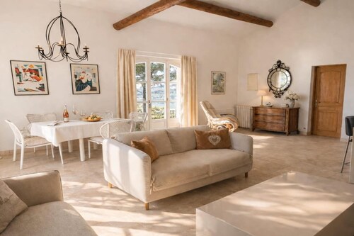 Sunny holiday home in Provence with pool