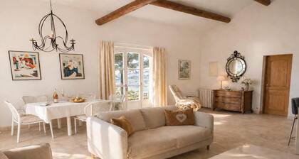 Sunny holiday home in Provence with pool