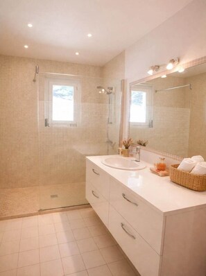 Shower - Sunny holiday home in Provence with pool (Séguret)