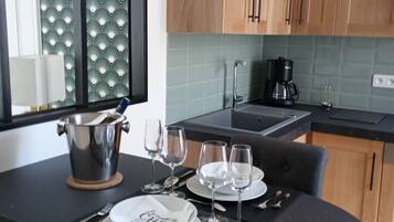 Réfrigérateur, micro-ondes, four, plaque de cuisson