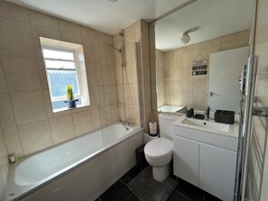 Ensemble douche/baignoire, sèche-cheveux, serviettes fournies, savon
