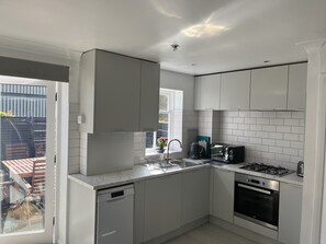 Fridge, microwave, oven, stovetop - Brighton central house with free with free parking (Brighton)
