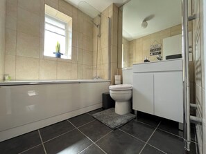 Combined shower/tub, hair dryer, towels, soap - Brighton central house with free with free parking (Brighton)