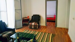 Habitación individual económica | Zona de estar | Smart TV de 32 pulgadas con canales digitales, una televisión