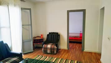 Kamar Single Ekonomi | Area keluarga | Smart TV 32-inci dengan saluran TV digital dan TV