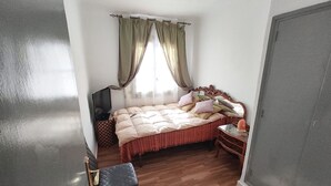 Habitación individual económica | Cortinas opacas, tabla de planchar con plancha, wifi