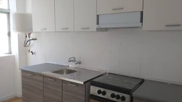 Kamar Single Ekonomi | Dapur pribadi | Lemari es besar, microwave, oven, dan kompor