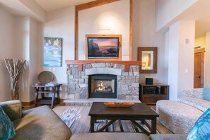 TV, fireplace - Big Horn Lodge 501 - Luxury Two Bedroom (Truckee)