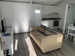 Superior-Apartment | Eigene Küche | Großer Kühlschrank, Ofen, Herdplatte, Geschirrspüler