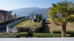 Un quartier résidentiel avec des maisons modernes, une pelouse bien entretenue et une vue sur les montagnes lointaines.