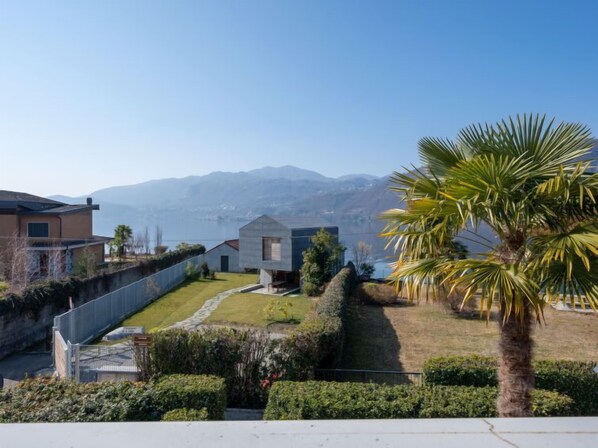 Un barrio residencial con casas modernas, un césped bien cuidado y vistas a montañas distantes.