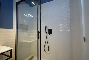 Shower, towels - LUX CENTER (3 BEDROOMS) (Benidorm)