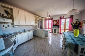 Frigorifero, microonde, piano cottura, pentole/stoviglie/utensili