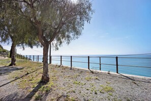 Property grounds - Apartment 'Casa Pepe' with Sea View, Garden, and Wi-Fi (Imperia)