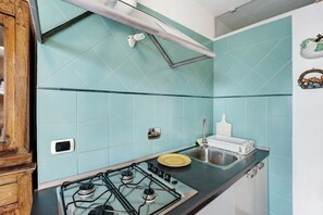 Refrigerador, parrilla de estufa, lavavajillas y cafetera y tetera 