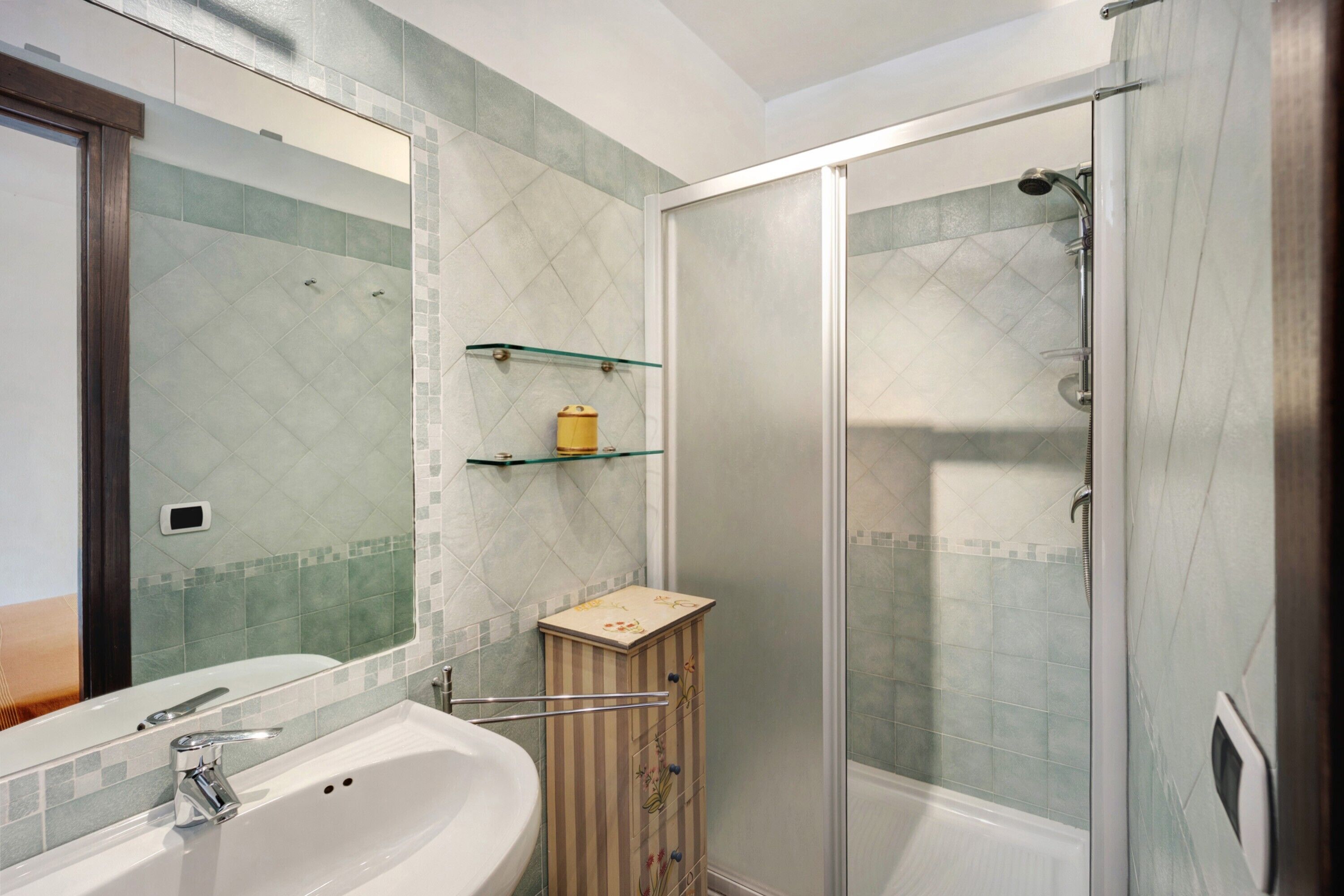 Een douche, een haardroger, handdoeken