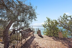 Property grounds - Casa Pepe Apartment with Sea View, Garden, and Wi-Fi (Imperia)
