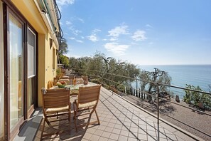 Outdoor dining - Casa Pepe Apartment with Sea View, Garden, and Wi-Fi (Imperia)