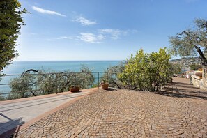 Property grounds - Casa Pepe Apartment with Sea View, Garden, and Wi-Fi (Imperia)