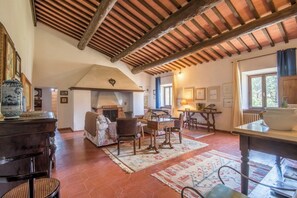 电视、壁炉、DVD 播放器