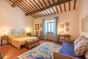 3 slaapkamers, een strijkplank/strijkijzer, gratis wifi, beddengoed