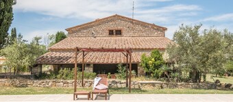 Appartement de vacances 'Tenuta Podere Montemelino' avec vue sur lacs et collines, piscine et Wi-Fi.