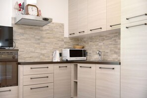 Kühlschrank, Mikrowelle, Ofen, Herdplatte