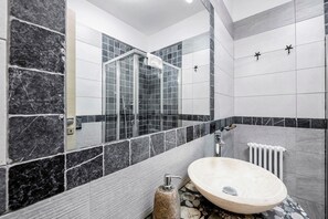 Dusche, Haartrockner, Handtücher