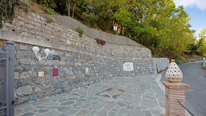 Un camino de piedra que conduce a un muro de piedra con un cartel que dice 'Villa Loco'.