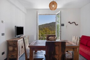 TV - Holiday Apartment "Villa Lice - Sciacchetrà" with Mountain View, Shared Garden & Wi-Fi (casarza ligure)