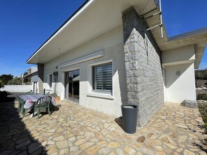 Outdoor dining - Beachside Bungalow: Cozy Home, Large Terrace, 100m to Shore (Jullouville)