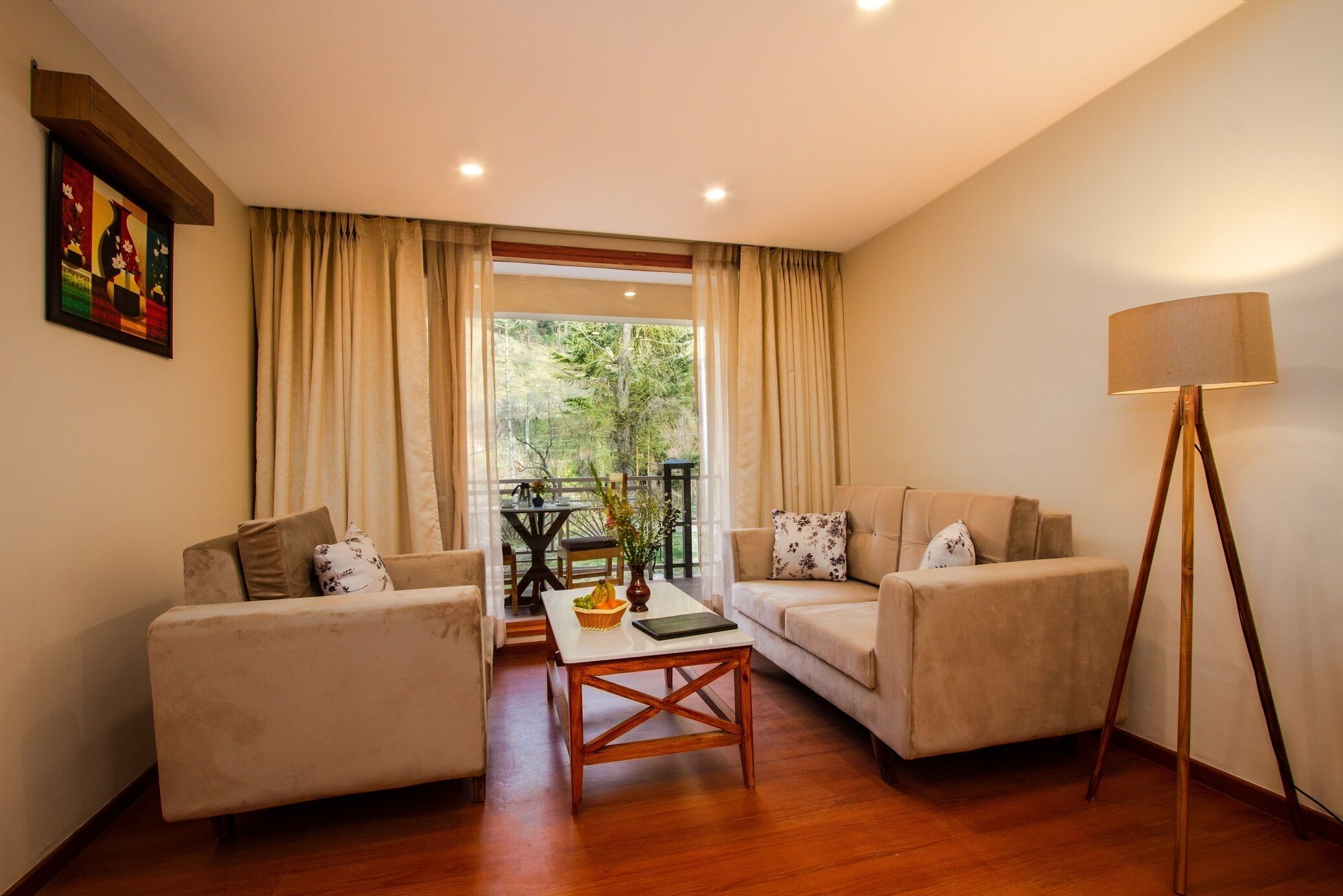 Habitación doble Deluxe | Área de sala de estar | Televisión LED de 32 pulgadas con canales vía satélite y televisión 