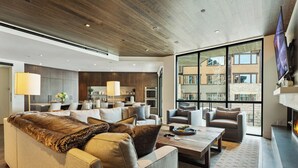 Una sala de estar moderna con sofá, mesa de centro y chimenea.