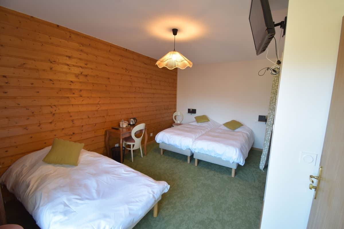 Comfort Triple Room | Ruang kerja komputer riba, Wi-fi percuma, cadar katil 