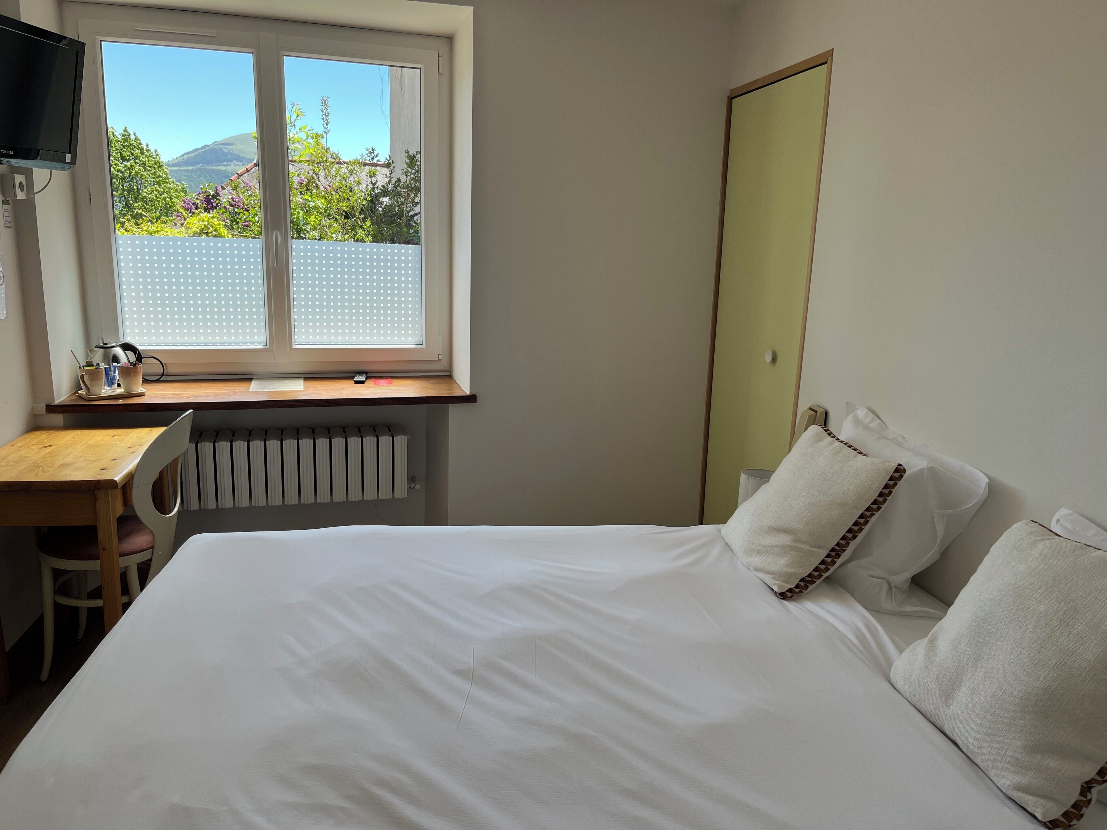 Economy-Doppelzimmer | Laptopgeeigneter Arbeitsplatz, kostenloses WLAN, Bettwäsche