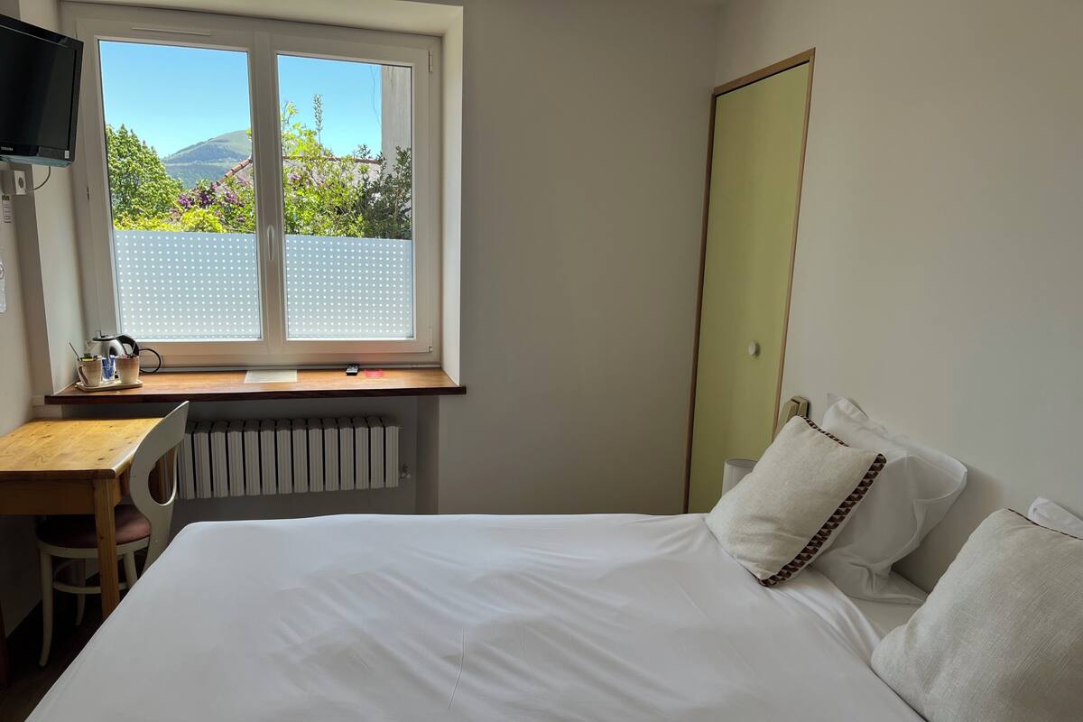 Economy Double Room | Ruang kerja komputer riba, Wi-fi percuma, cadar katil 