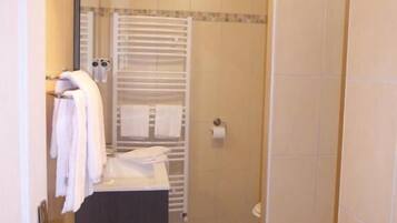Un bagno con il water, il lavandino e la doccia.