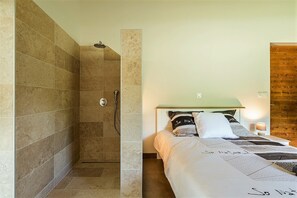 5 bedrooms, iron/ironing board, travel cot, free WiFi