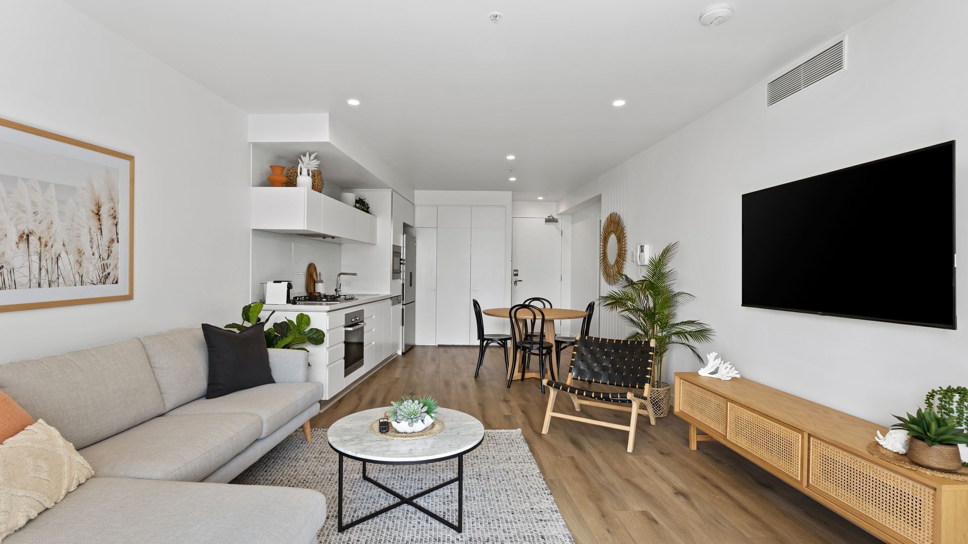 Stylish and Modern Oracle 2 Bedroom Apartment with FREE WIFI - CoastHM — image 16