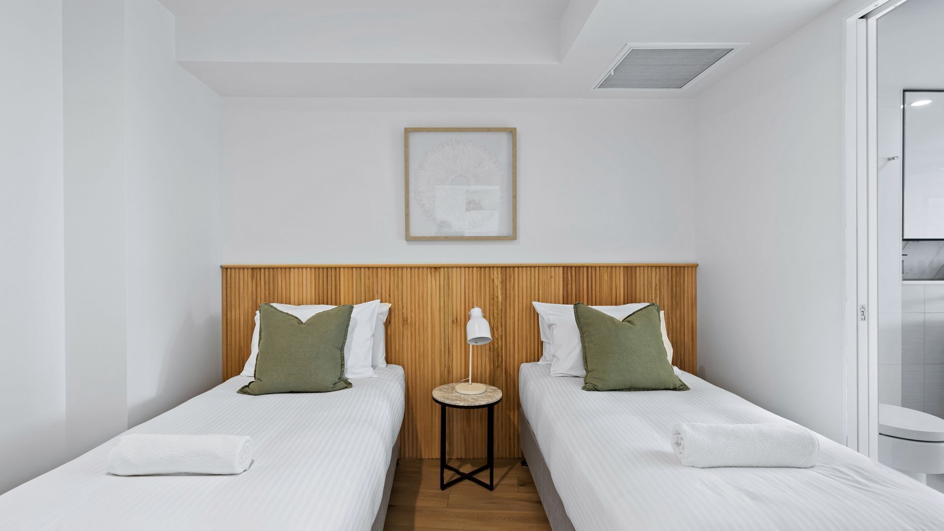 Stylish and Modern Oracle 2 Bedroom Apartment with FREE WIFI - CoastHM — image 9