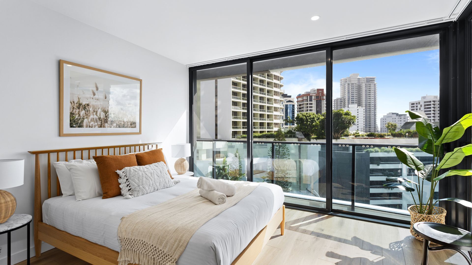 Stylish and Modern Oracle 2 Bedroom Apartment with FREE WIFI - CoastHM — image 4