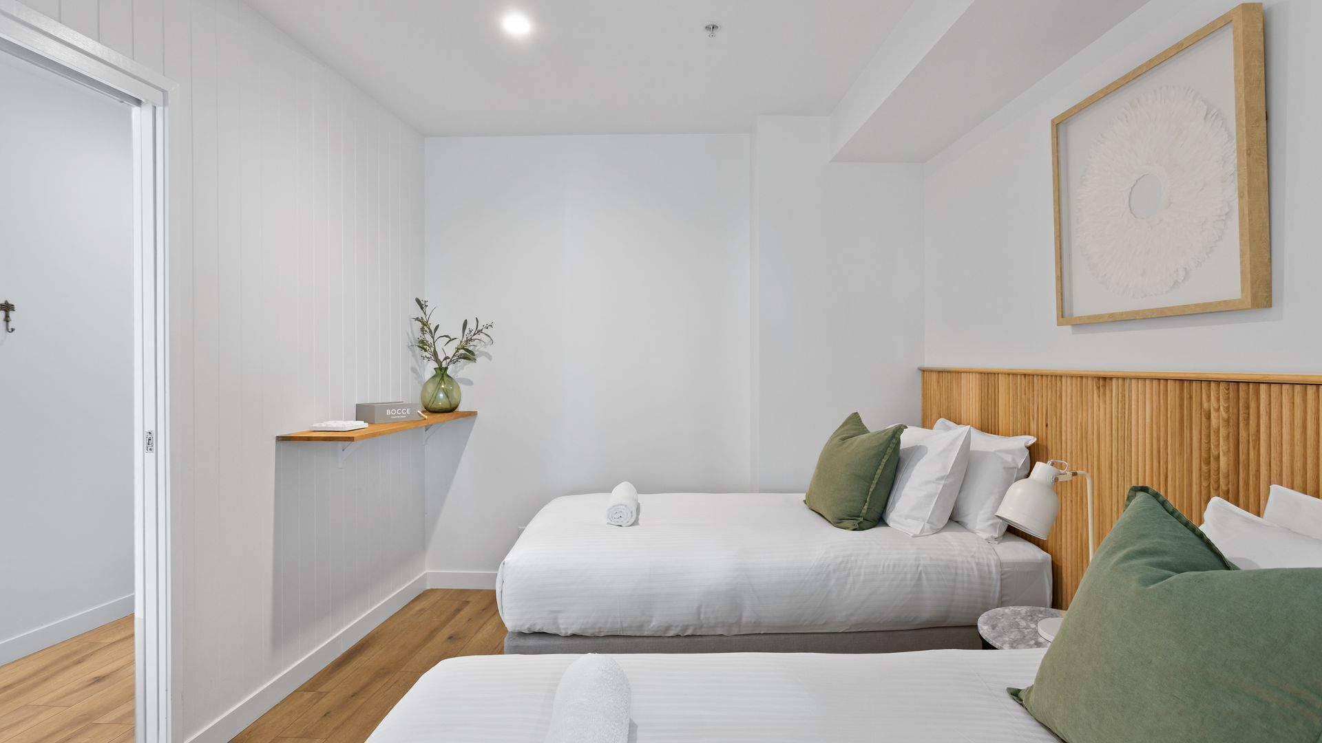 Stylish and Modern Oracle 2 Bedroom Apartment with FREE WIFI - CoastHM — image 8