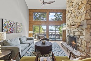 Smart TV, chimenea y libros 