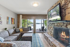 Smart TV, chimenea y libros 