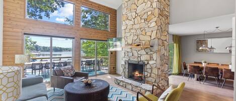 TV connectée, cheminée, livres