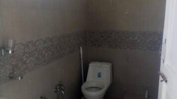 Standaard tweepersoonskamer | Badkamer | Een douche, gratis toiletartikelen, handdoeken