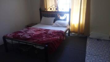 Kamar Double Standar | Wi-Fi gratis dan seprai linen