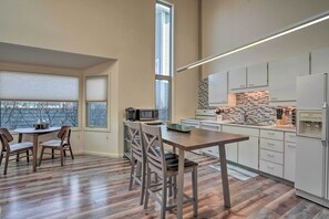 Réfrigérateur, micro-ondes, plaque de cuisson, lave-vaisselle