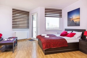 Tabla de planchar con plancha, wifi y ropa de cama 